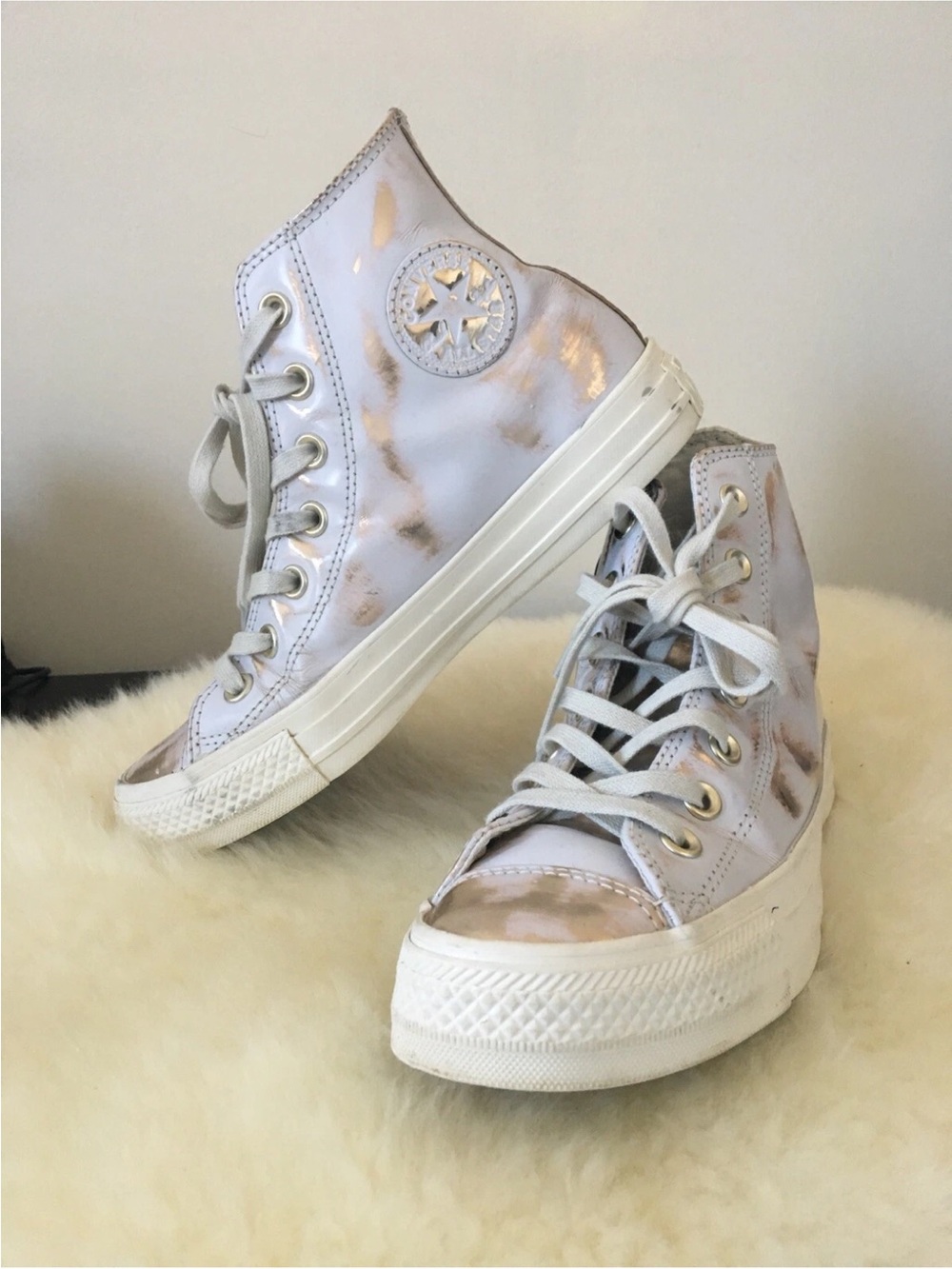 Converse Women's High-Top Sneakers in white with Rose Gold Metallic Accents Sz 8